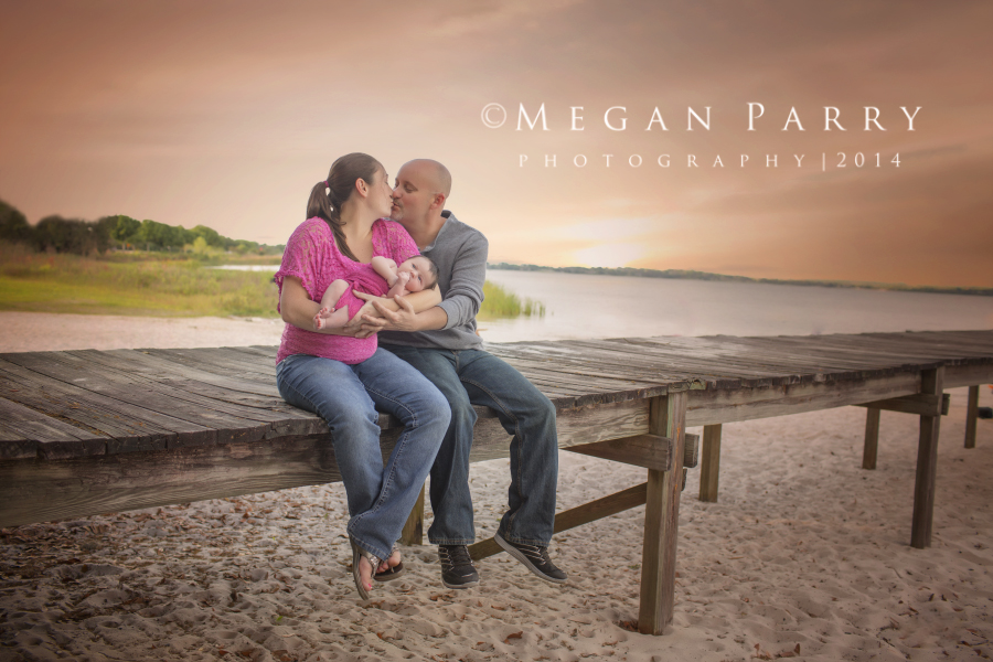 outdoor-lakeside-newborn-family-photography